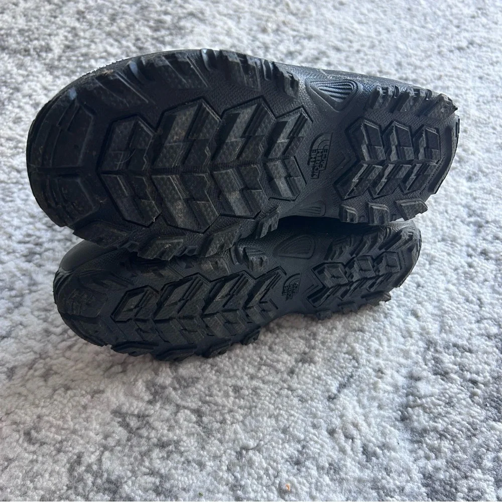 The North Face Youth Alpenglow V Waterproof Boots in black. Size 3